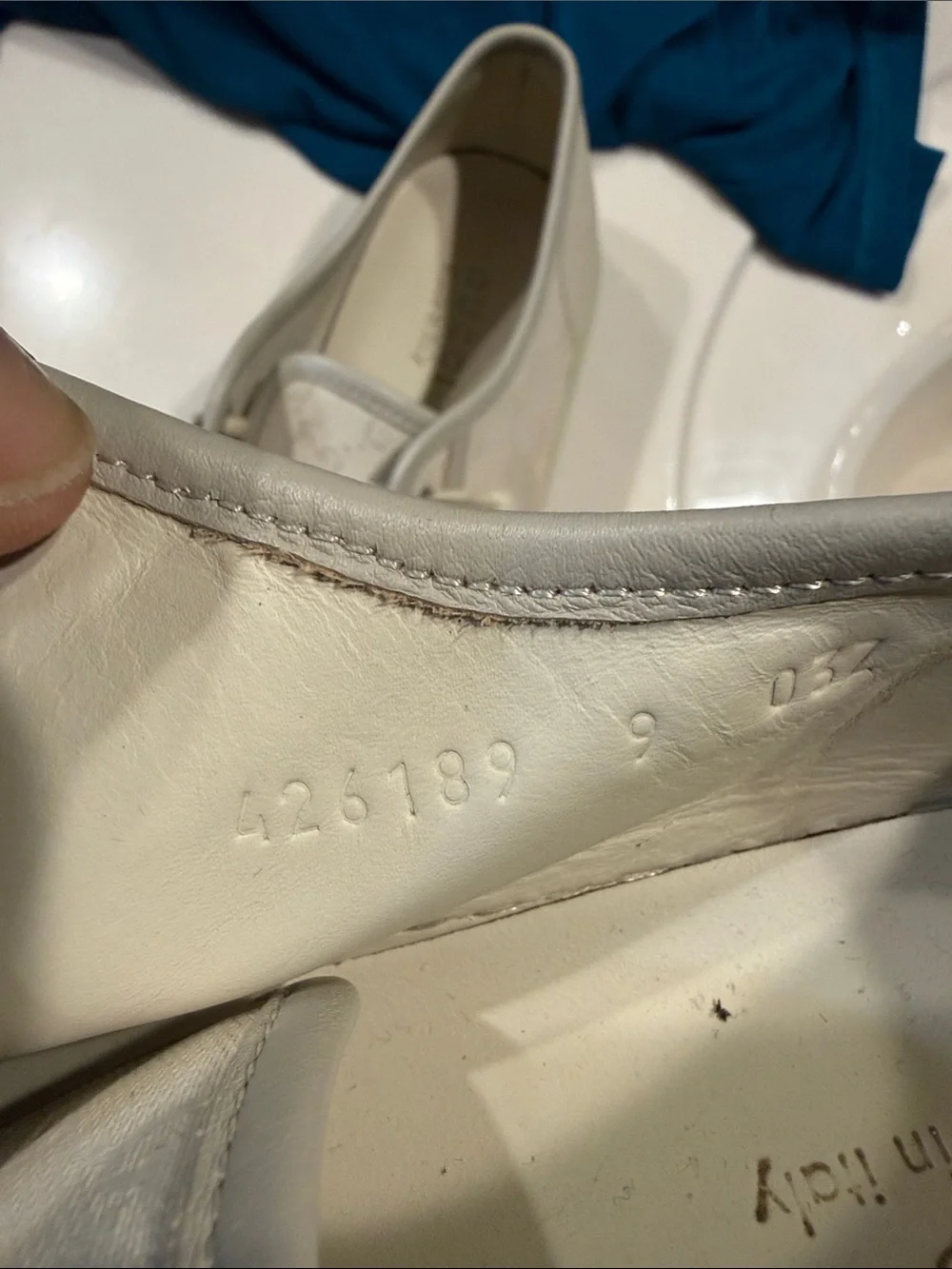 Gucci Cream Leather Slip-On Sneakermens. A little bit discoloration on bottom